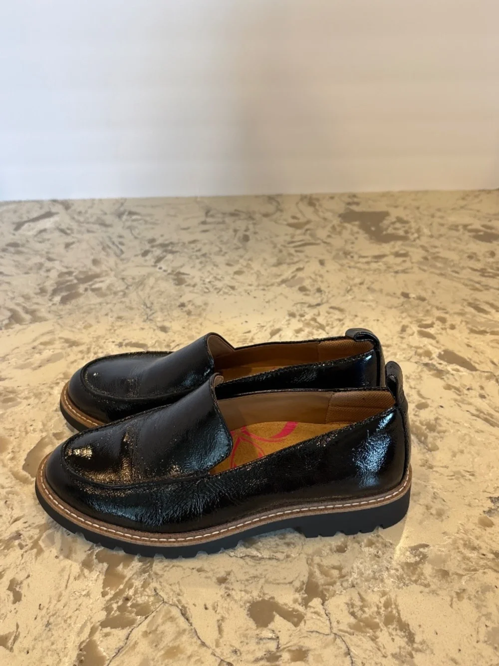 Comforting Align Lindee Black Patent Leather Lug Sole Loafers 6W